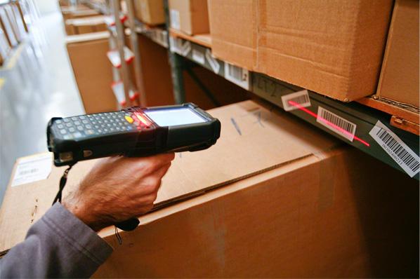 仓储手持终端扫描电子标签作业场景