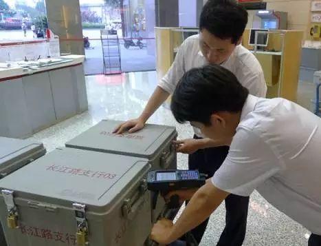 RFID手持终端用于行李箱管理